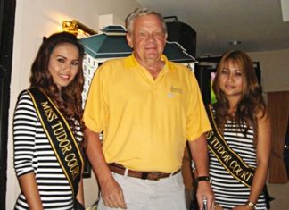 PAGS monthly tournament B Flight winner and day’s top scorer Jan Silvandersson, center.